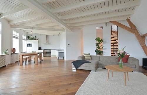 Scheveningen Maison | Renovated beachfront warehouse located in quiet Schevenings courtyard