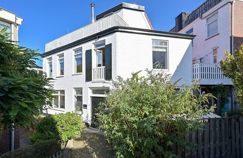 Scheveningen Maison | Renovated beachfront warehouse located in quiet Schevenings courtyard