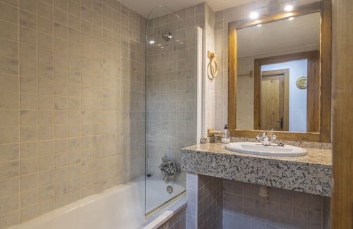 Esterri D'Aneu Appartement | Apartment 'Suites Spain Playa - Vaqueira' with Wi-Fi and Air Conditioning