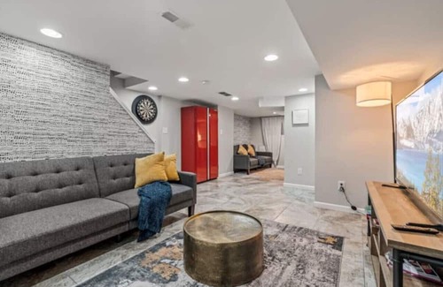 Olney-Oak Lane Maison | Uptown Gem! 2Luxe King Suites + Deck + Parking!