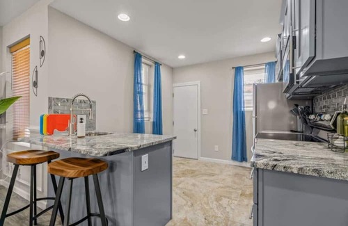 Olney-Oak Lane Maison | Uptown Gem! 2Luxe King Suites + Deck + Parking!