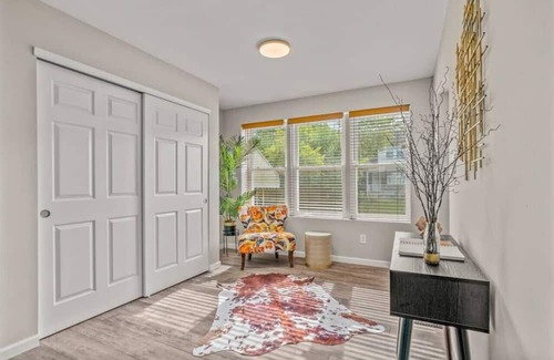Olney-Oak Lane Maison | Uptown Gem! 2Luxe King Suites + Deck + Parking!