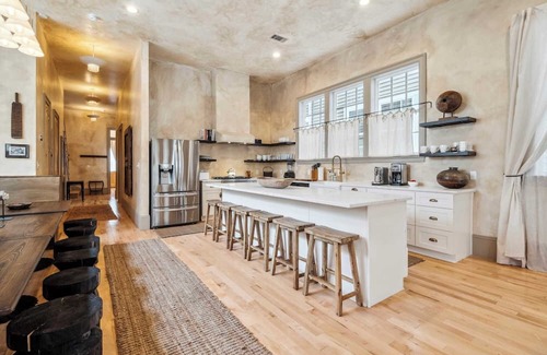 Faubourg Lafayette Maison | Bright Bohemian House w Heated Pool/Hot Tub
