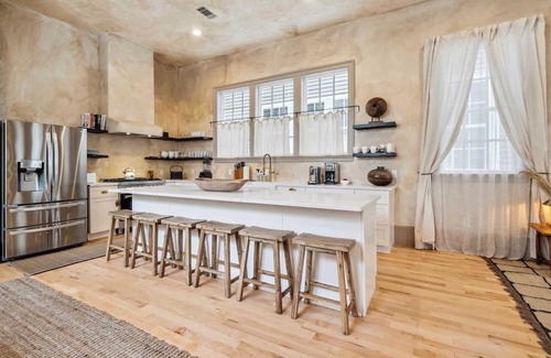 Faubourg Lafayette Maison | Bright Bohemian House w Heated Pool/Hot Tub