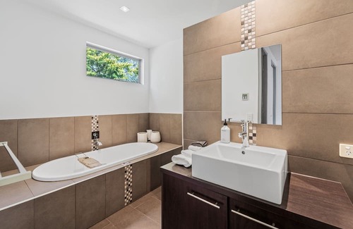East Bendigo Maison | Top End Poolside | Holiday Home