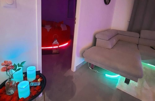 Freneuse Appartement | Romantic Apartment with Private Jacuzzi