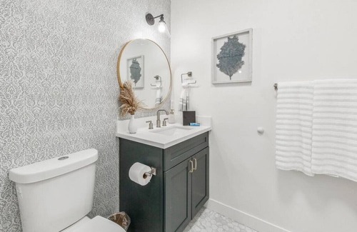 Huntington Beach Maison | LUXURY 2bdrm Townhome- Close2️⃣Beach & Main St! E-bikes! Pet friendly!