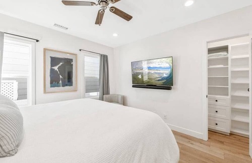 Huntington Beach Maison | LUXURY 2bdrm Townhome- Close2️⃣Beach & Main St! E-bikes! Pet friendly!