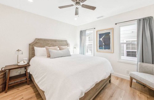Huntington Beach Maison | LUXURY 2bdrm Townhome- Close2️⃣Beach & Main St! E-bikes! Pet friendly!