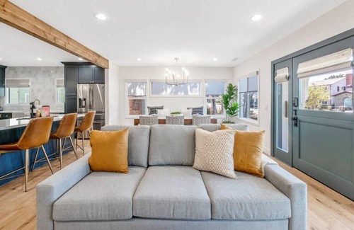Huntington Beach Maison | LUXURY 2bdrm Townhome- Close2️⃣Beach & Main St! E-bikes! Pet friendly!