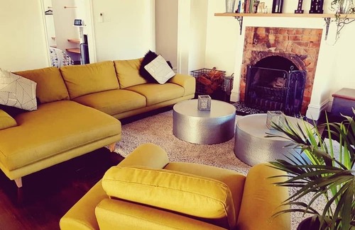 Healesville Maison | Temora House is the Queen of main street & sits high over beautiful Healesville
