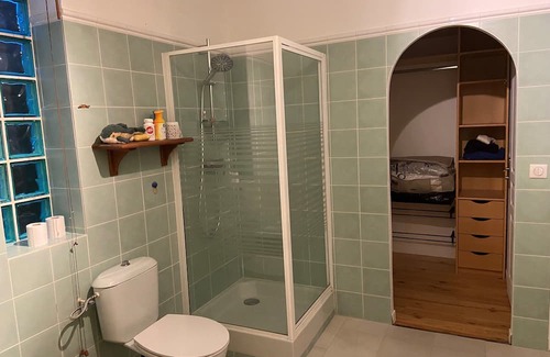Marnes-la-Coquette Lit Et Petit-Déjeuner | Bedroom with private bathroom in a bungalow near Paris