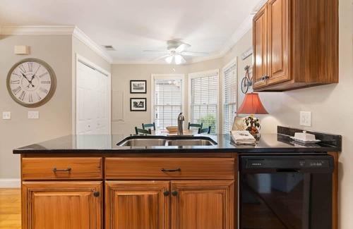 King City Maison | Village Walk - 3 bedrooms, 2 1/2 bathrooms located next to the Village
