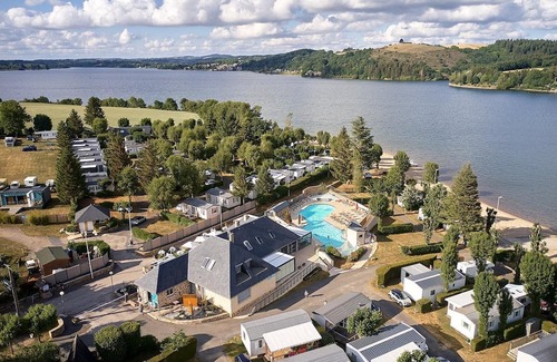 Salles-Curan Chalet De Ski | Luxe Sanitary XL 6 Pers. Villatent at camping Les Genêts on Lake Pareloup