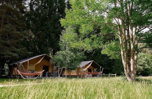 Sainte-Sigolene Chalet De Ski | Luxe Sanitary 5 Pers. Villatent at the 4-star campsite de Vaubarlet in Auvegne