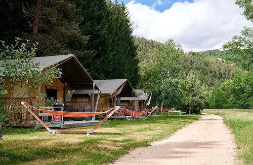 Sainte-Sigolene Chalet De Ski | Luxe Sanitary 5 Pers. Villatent at the 4-star campsite de Vaubarlet in Auvegne