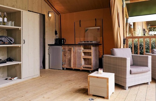 Sainte-Sigolene Chalet De Ski | Luxe Sanitary 5 Pers. Villatent at the 4-star campsite de Vaubarlet in Auvegne