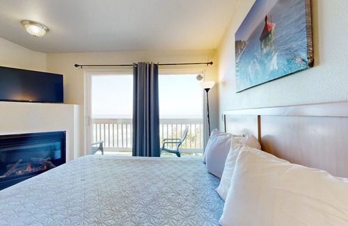 Lincoln City Appartement | Oceanview Studio on the Main Level - Nearby Beach Access, Dogs Welcome