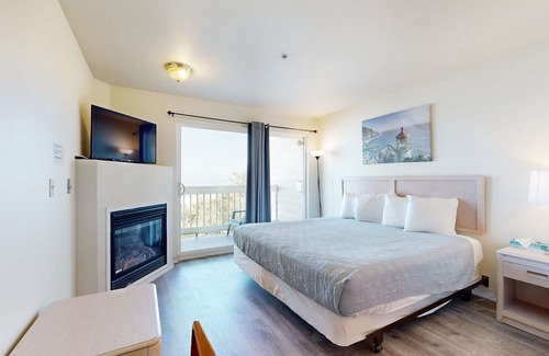 Lincoln City Appartement | Oceanview Studio on the Main Level - Nearby Beach Access, Dogs Welcome