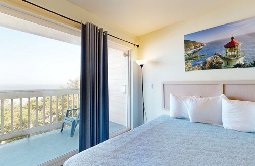 Lincoln City Appartement | Oceanview Studio on the Main Level - Nearby Beach Access, Dogs Welcome