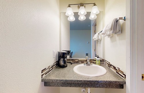 Lincoln City Appartement | Oceanview Studio on the Main Level - Nearby Beach Access, Dogs Welcome