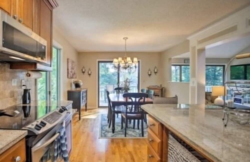 North Shore Maison | Got It All - 3 Kayaks, 1 Canoe, Hot Tub, Wifi, Ping Pong, Sandy beach, Firepit.
