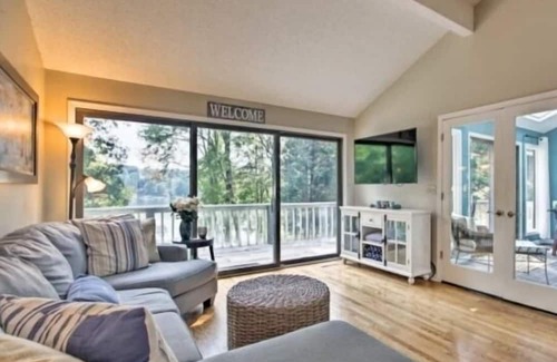 North Shore Maison | Got It All - 3 Kayaks, 1 Canoe, Hot Tub, Wifi, Ping Pong, Sandy beach, Firepit.