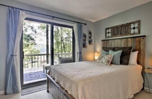 North Shore Maison | Got It All - 3 Kayaks, 1 Canoe, Hot Tub, Wifi, Ping Pong, Sandy beach, Firepit.