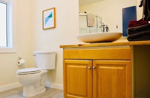 Vernon Maison | Orchard house in BX close to Vernon, on hiking trails, close to skiing.