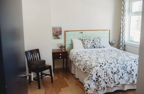 Vernon Maison | Orchard house in BX close to Vernon, on hiking trails, close to skiing.