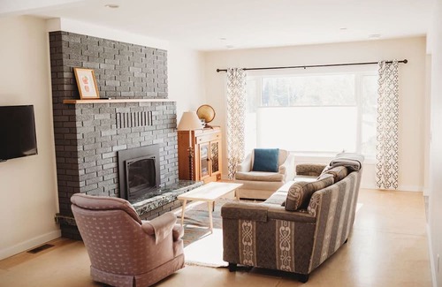 Vernon Maison | Orchard house in BX close to Vernon, on hiking trails, close to skiing.