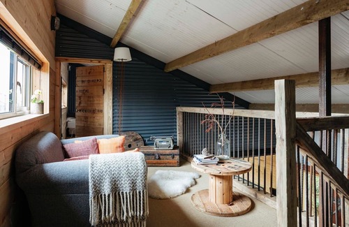Ashford Maison | Unique Lodge with Industrial Designed Interior