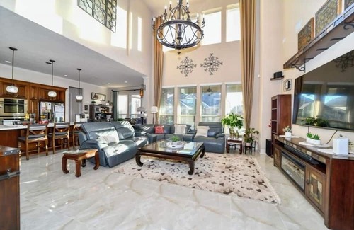 Katy Maison | Spacious 5-bedroom house in Katy with WiFi, AC, fitness room