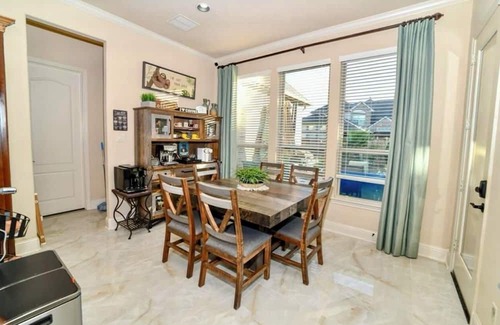 Katy Maison | Spacious 5-bedroom house in Katy with WiFi, AC, fitness room