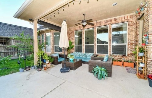 Katy Maison | Spacious 5-bedroom house in Katy with WiFi, AC, fitness room