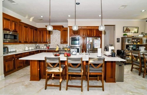 Katy Maison | Spacious 5-bedroom house in Katy with WiFi, AC, fitness room