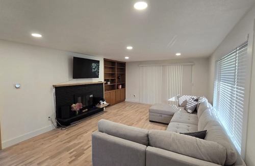 Puyallup Maison | Newly Renovated 2BR /Wifi-Entertainment Included /Near WA State Fair