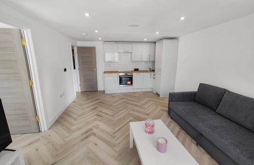 Enfield Lock Appartement | Indulge in our newly refurbished, luxury flat with free parking.