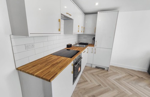 Enfield Lock Appartement | Indulge in our newly refurbished, luxury flat with free parking.