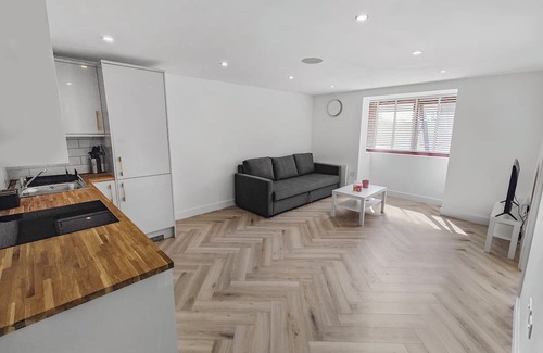 Enfield Lock Appartement | Indulge in our newly refurbished, luxury flat with free parking.