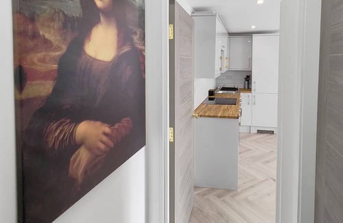 Enfield Lock Appartement | Indulge in our newly refurbished, luxury flat with free parking.