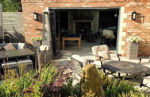 Hockerton Maison | Outstanding 5 en-suite bedroom home with Gym, Steam room, bar, lake view garden