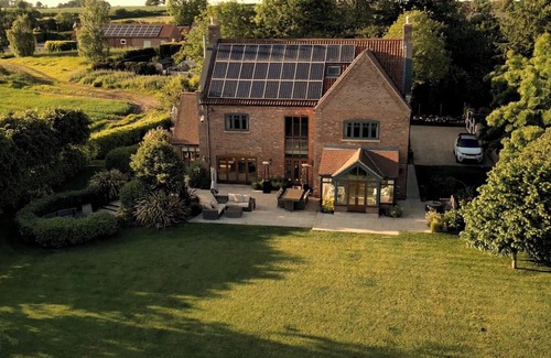 Hockerton Maison | Outstanding 5 en-suite bedroom home with Gym, Steam room, bar, lake view garden