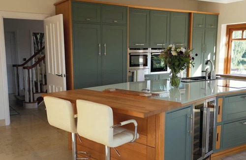 Hockerton Maison | Outstanding 5 en-suite bedroom home with Gym, Steam room, bar, lake view garden