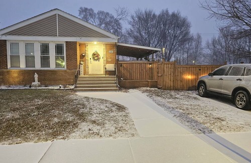 East Side Maison | Twin bed room , smart TV 32" with shared bathroom