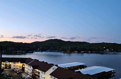 Camdenton Copropriété | Amazing view in this 2 bedroom gem near Ha Ha Tonka State Park & Old Kinderhook