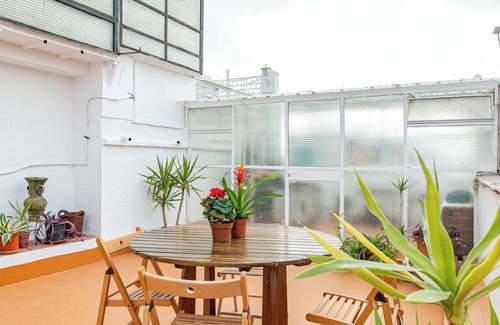 Las Acacias Appartement | Private rooftop on an old Madrilian industrial building