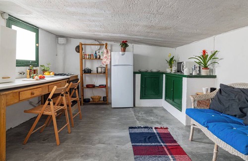 Las Acacias Appartement | Private rooftop on an old Madrilian industrial building