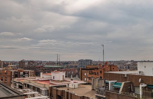 Las Acacias Appartement | Private rooftop on an old Madrilian industrial building