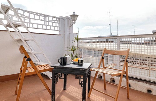 Las Acacias Appartement | Private rooftop on an old Madrilian industrial building